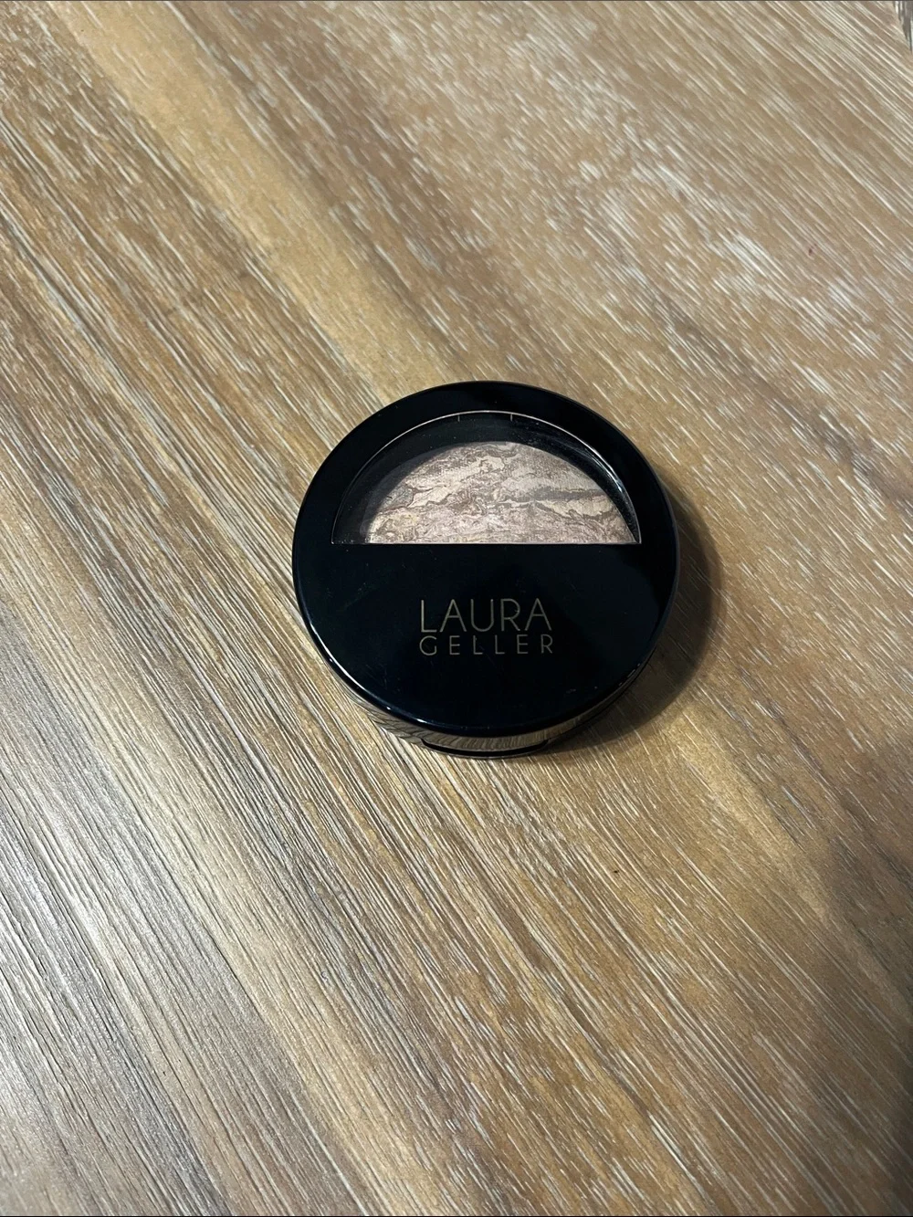 Laura Geller Baked Balance -N- Glow Illuminating Foundation in Medium LIKE NEW!